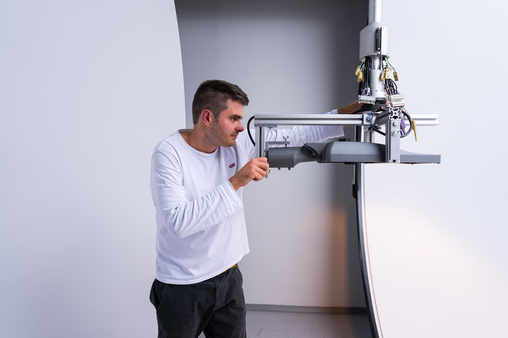 SITECO employee measures the luminous flux of a streetlight in the integrating sphere in the SITECO laboratory.