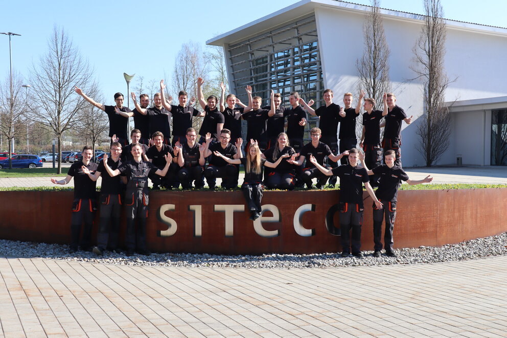 Made in Traunreut Group of SITECO apprentices in front of the company building.